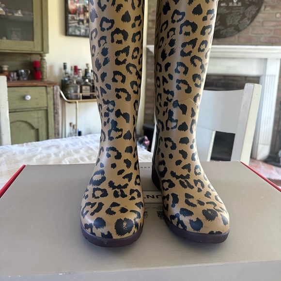 HUNTER Original Leopard Print Refined Tall Waterproof Rain Boot
Size 6 - Picture 5 of 11